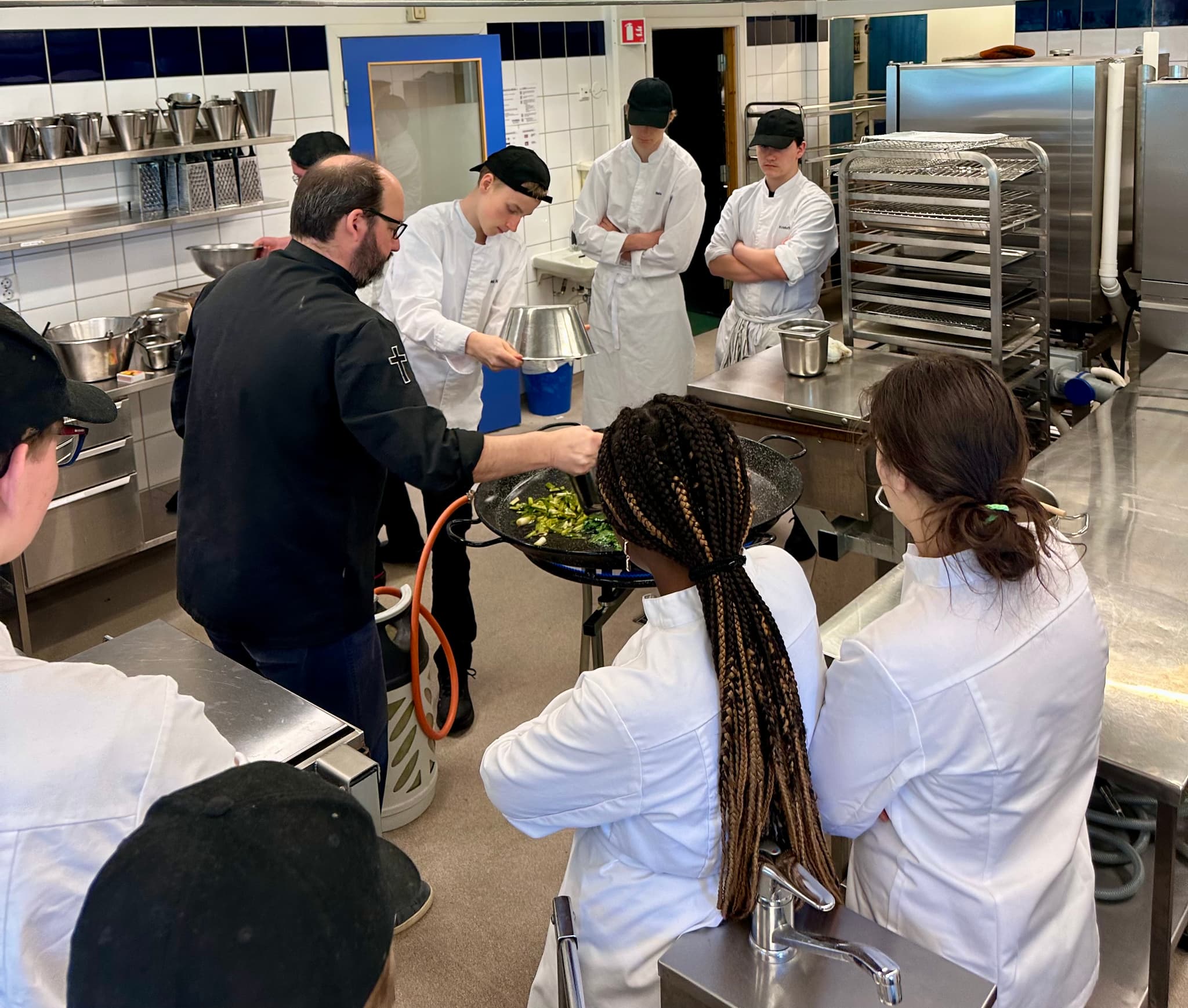 Clase teórica con alumnos de gastronomía en aula luminosa